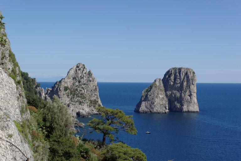 Danneggiano i Faraglioni di Capri per pescare datteri: 12 arresti