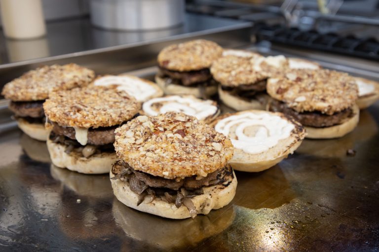 Contro la crisi il panino “Mergellina”, prelibatezza de L’Oca nera Burger Station