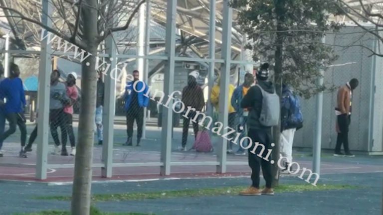 A piazza Garibaldi si gioca a pallone, solo l’intervento della polizia municipale ferma la partita