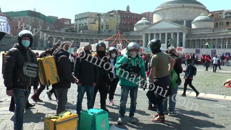 Covid, a Napoli protesta dei rider con blocco stradale