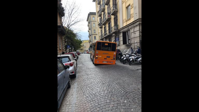 Bus sprofonda in voragine al Vomero, paura per i passeggeri: aperta inchiesta