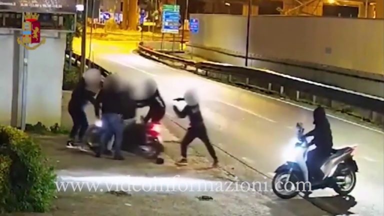 Rider aggredito a Napoli, banda in azione su scooter rapinato
