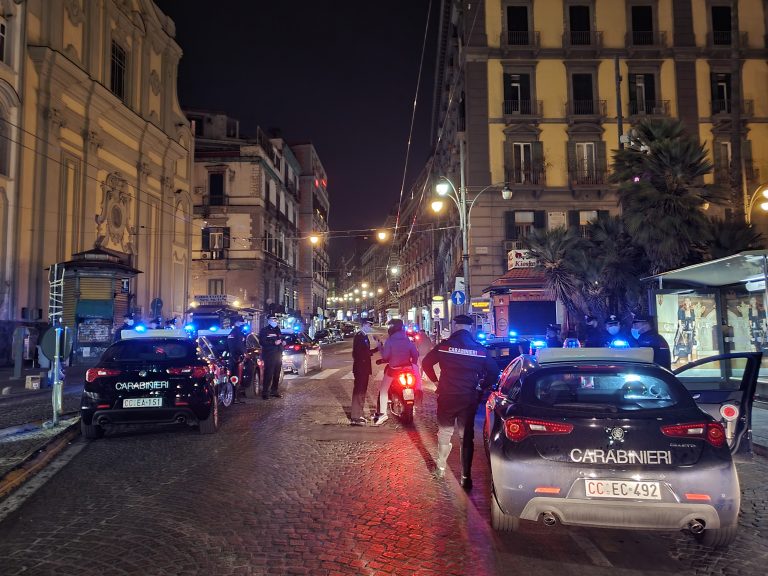 Movida in piena pandemia: i carabinieri disperdono assembramento di oltre 200 persone