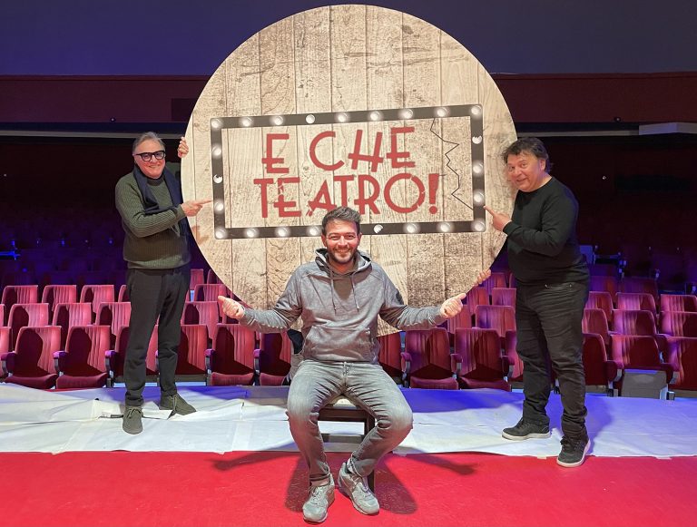 Palcoscenico e platea diventano un set TV per la trasmissione “E che teatro!” scritta e condotta da Lino D’Angio e Alan De Luca