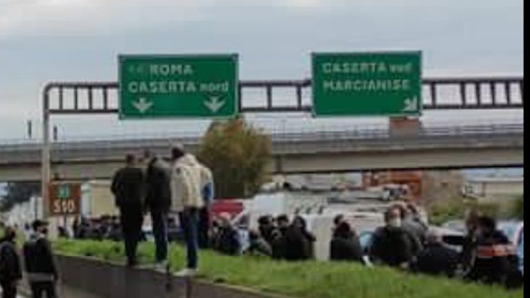 Autostrada A1 bloccata dai mercatali con furgoni