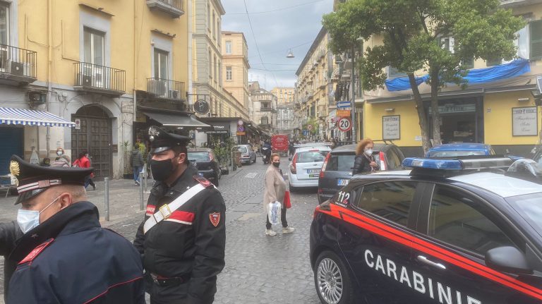 Napoli, due minorenni feriti a colpi di arma da fuoco: “Volevano rapinarci”