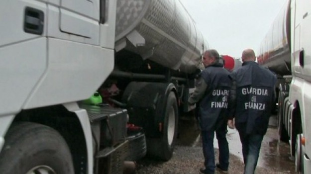 Le mani della camorra sui carburanti: 45 arresti e 71 indagati