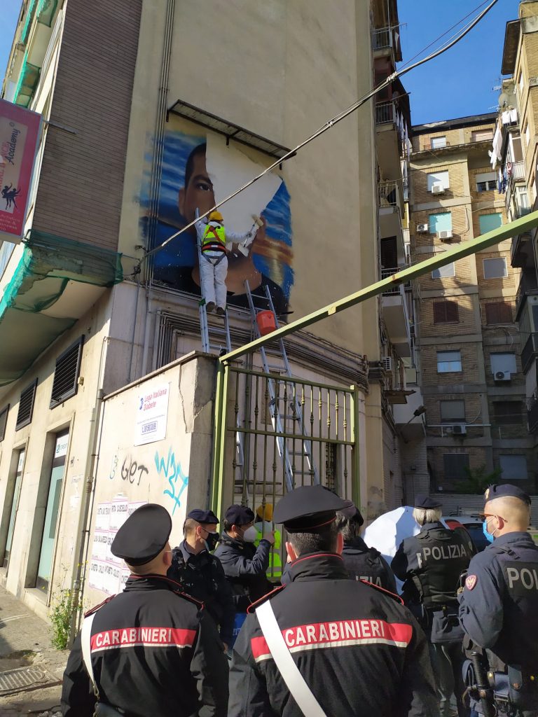 Murales della camorra a Napoli, continua la rimozione: tensione tra familiari e agenti