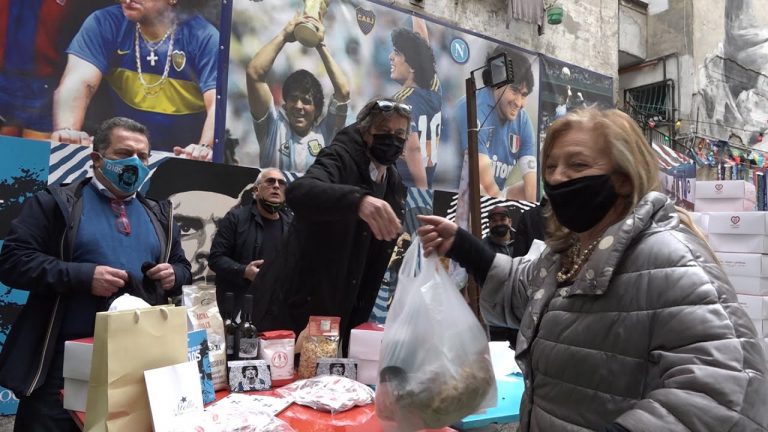 Quartieri Spagnoli, iniziativa di solidarietà per le persone in difficoltà seguendo l’esempio di Maradona