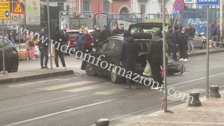 Napoli, scontro tra moto dei “Falchi” e auto: un poliziotto in coma
