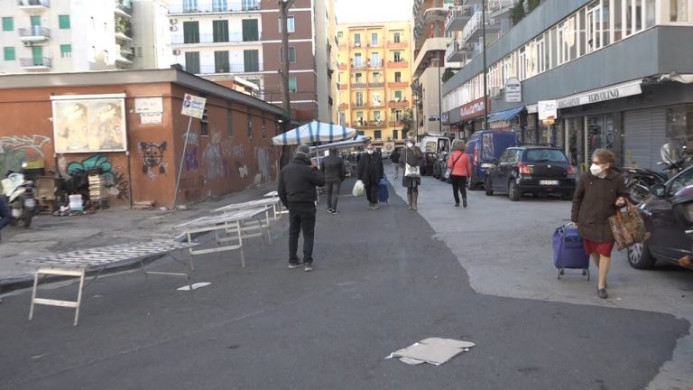 Zona rossa, a Napoli “riapre” per protesta storico mercato Antignano