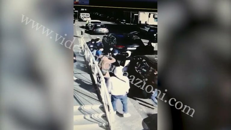 Clochard picchiato da una baby gang davanti a un supermercato: denunciati tre minorenni