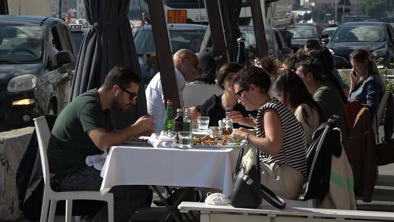 Riaperture, regole meno stringenti per bar e ristoranti all’aperto