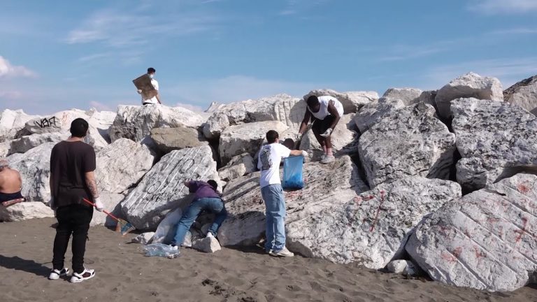 Pulizia delle spiagge, come i giovani napoletani proteggono il patrimonio ambientale della città