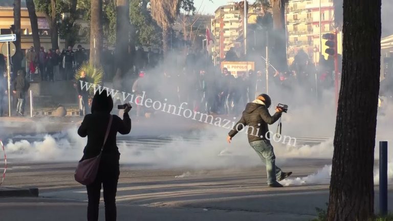 Scontri al corteo anti Salvini, inizia il processo agli attivisti: sit in di protesta davanti al tribunale di Napoli