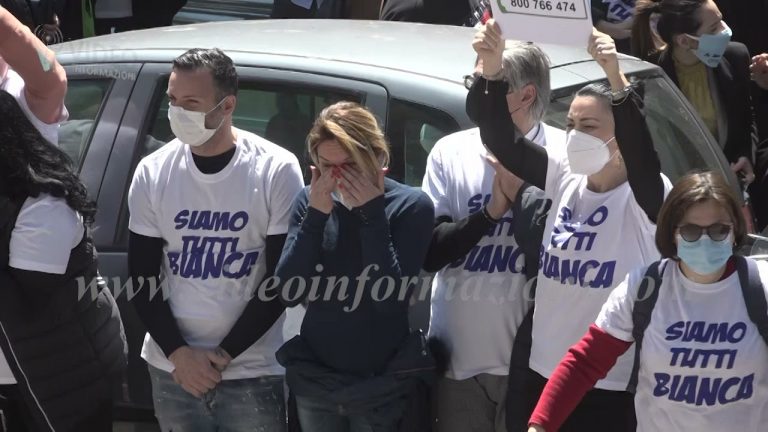 Napoli, bomba ai Colli Aminei: flash mob di solidarietà alla commerciante