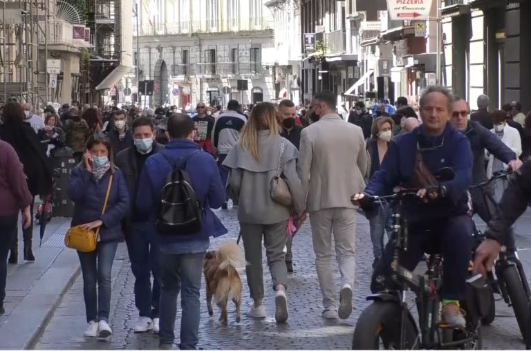 La Campania verso la zona gialla, folla in strada a Napoli