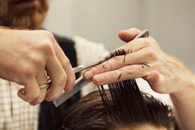 Portici, per aiutare donna malata barbiere taglierà capelli gratis