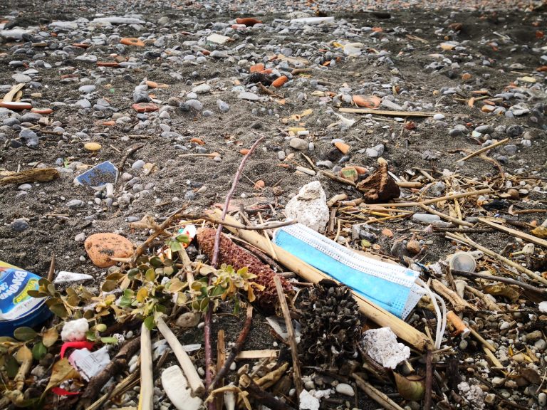 Legambiente: su 14 spiagge monitorate in Campania trovati una media di 947 rifiuti ogni 100 metri