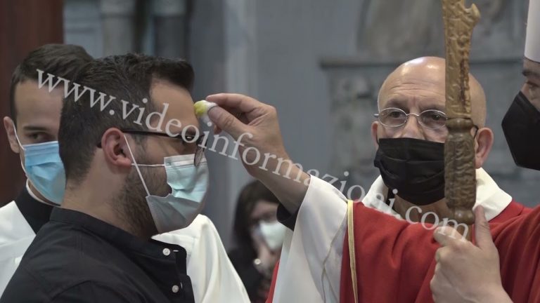 Il vescovo Battaglia celebra per la prima volta le Cresime nel Duomo di Napoli