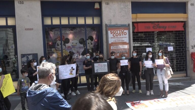 Disney chiude in tutta Italia, a Napoli protesta allo store in via Toledo