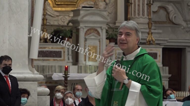 Il vescovo Battaglia celebra messa nella chiesa di San Giovanni Maggiore a Napoli