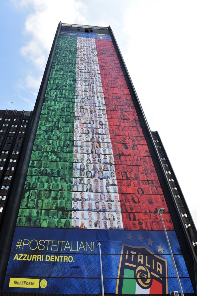 Poste Italiane: 30 campani nella maxi bandiera a sostegno degli azzurri