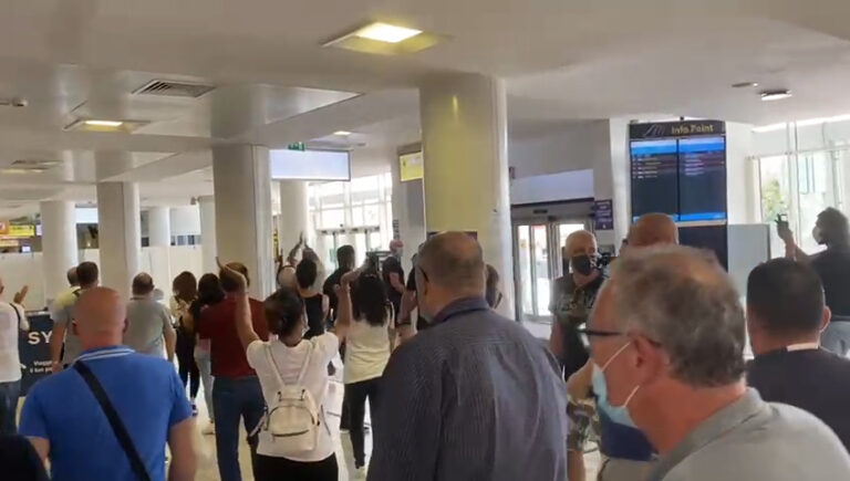 Whirlpool, operai bloccano l’aeroporto di Napoli