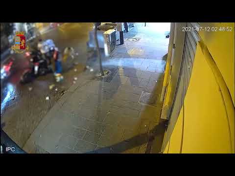 Poliziotto ferito a Napoli durante i festeggiamenti per gli Europei: il video