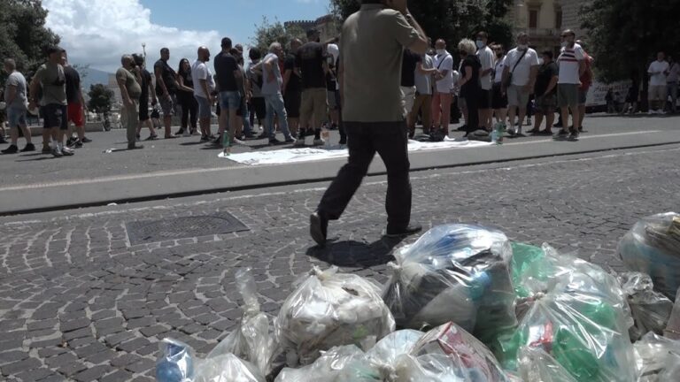 Protesta disoccupati organizzati, spazzatura davanti palazzo San Giacomo