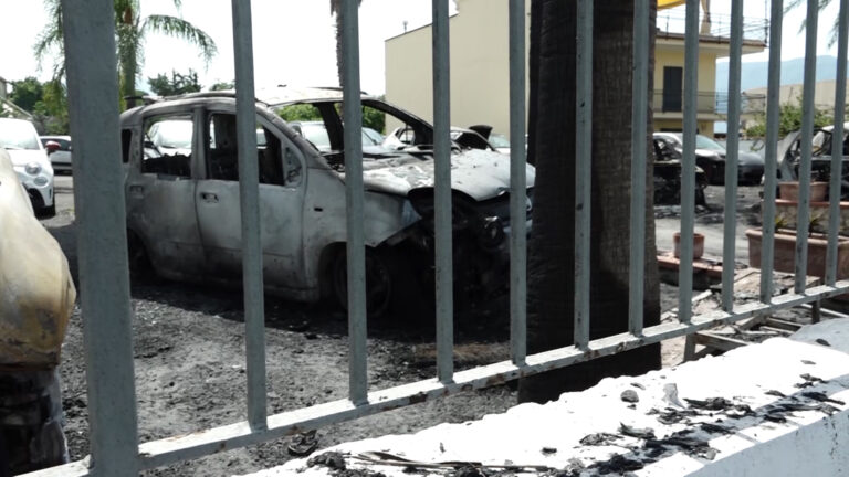 Incendio in autosalone nel Vesuviano, 18 veicoli danneggiati dalle fiamme