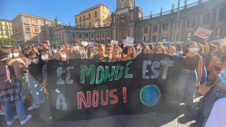 Friday for future, a Napoli sfila il popolo di Greta Thunberg