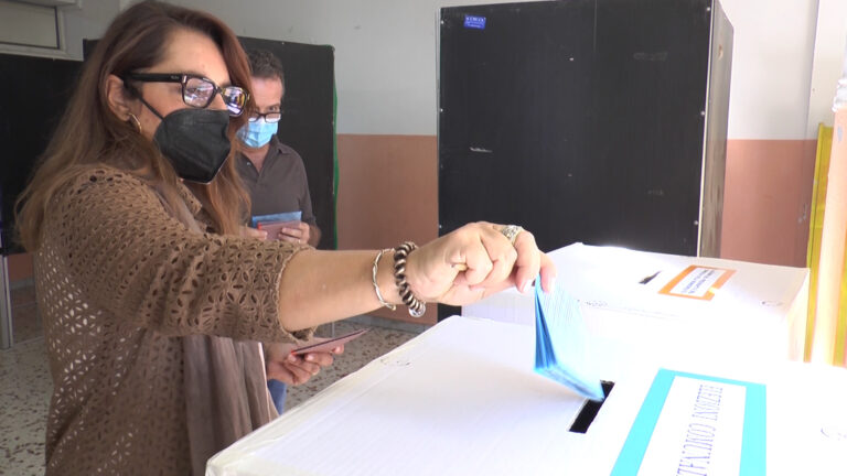 Elezioni a Napoli, seggi aperti alle 7: si vota fino alle 15. Nella prima giornata vota solo il 33,72%