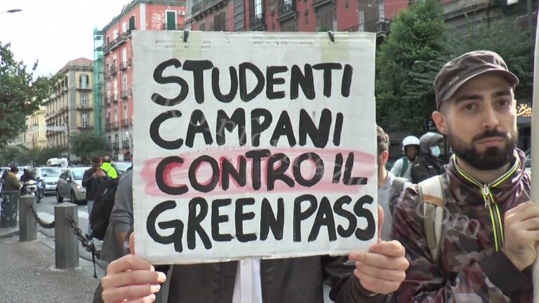 Studenti no green pass in piazza ma non parlano con la stampa