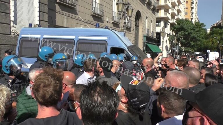 Lavoro, la protesta dei disoccupati davanti Palazzo San Giacomo