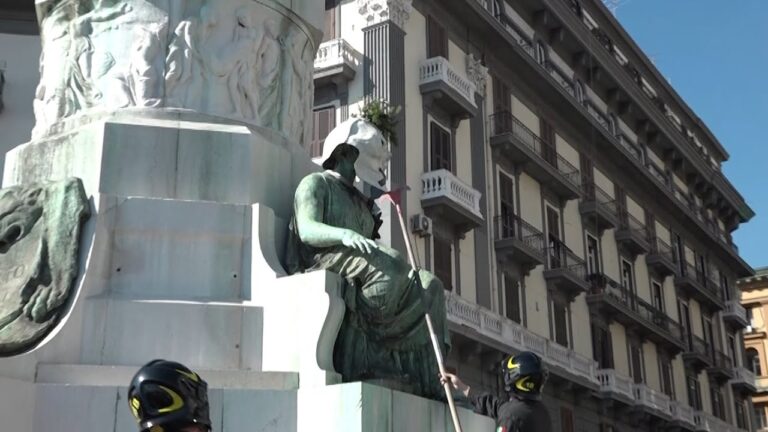 Pompieri e Carabinieri per togliere i teschi dalle statue. Borrelli: “Assurdo”