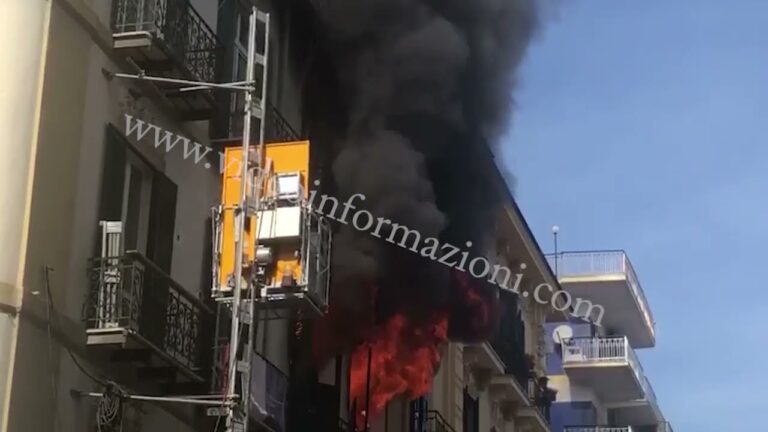 Napoli, incendio in un palazzo di via Solimena al Vomero