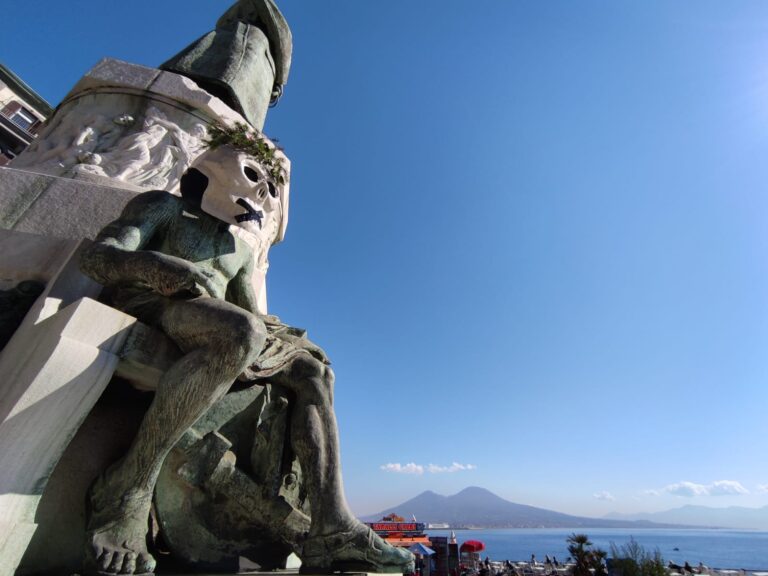 Teschi sulle statue, raid ambientalista anche a Napoli
