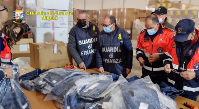 La Guardia di Finanza di Napoli sequestra 87.000 articoli contraffatti,12 denunce