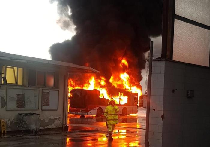 Trasporti, tre bus della CTP a fuoco in un deposito a Pozzuoli