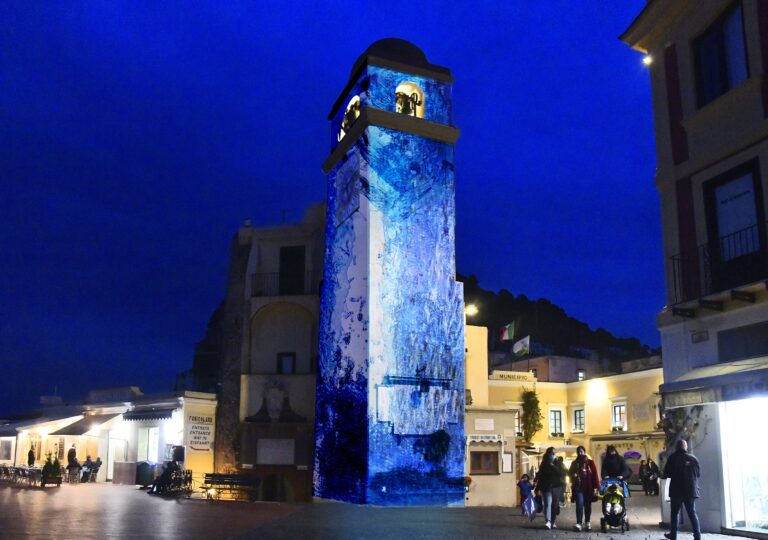 “Endless Blue”, una video installazione per il campanile di Capri ad opera di Michelangelo Bastiani