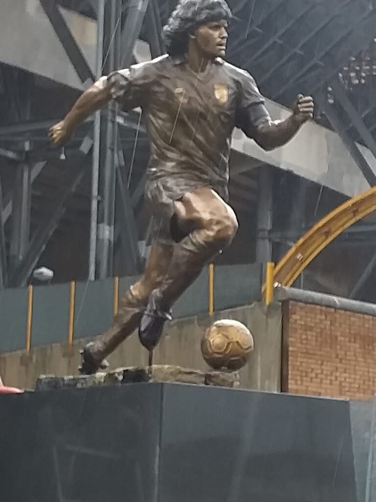 Maradona, la statua davanti allo Stadio: il ricordo di Napoli
