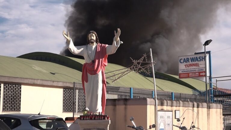 Incendio in una fabbrica ad Arzano, colonna di fumo nero su Napoli