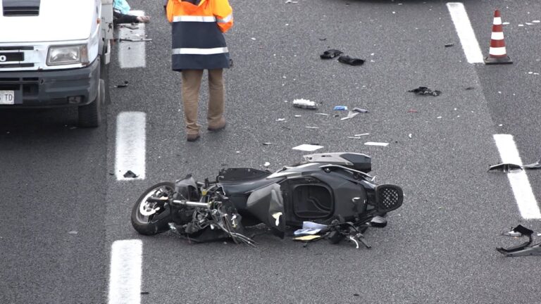 Incidente sulla tangenziale di Napoli, muore motociclista