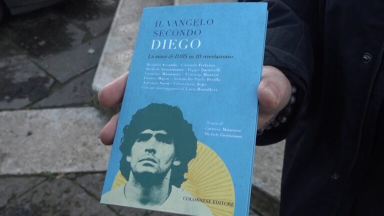 Maradona il benefattore protagonista nel libro “Il Vangelo secondo Diego”