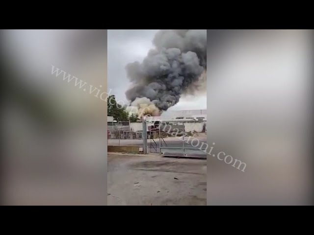 Incendio in un capannone a Gricignano, fumo visibile fino a Napoli