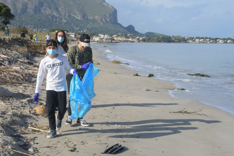 Beach Care Project, studenti ripuliscono spiagge del Mediterraneo