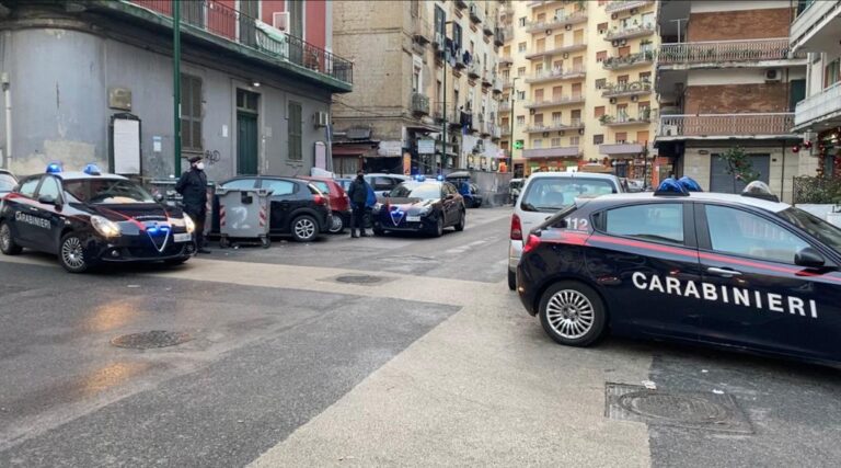 Blitz dei carabinieri a Fuorigrotta a caccia di armi e droga