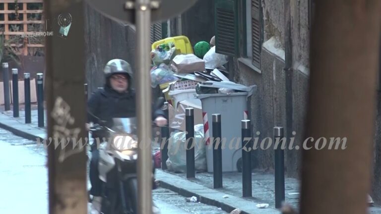 Napoli di nuovo invasa da rifiuti, il sindaco Manfredi: “Soluzione entro poche settimane”