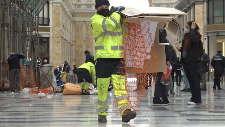 Napoli, intervento di pulizia in Galleria Umberto tra le proteste dei senza tetto